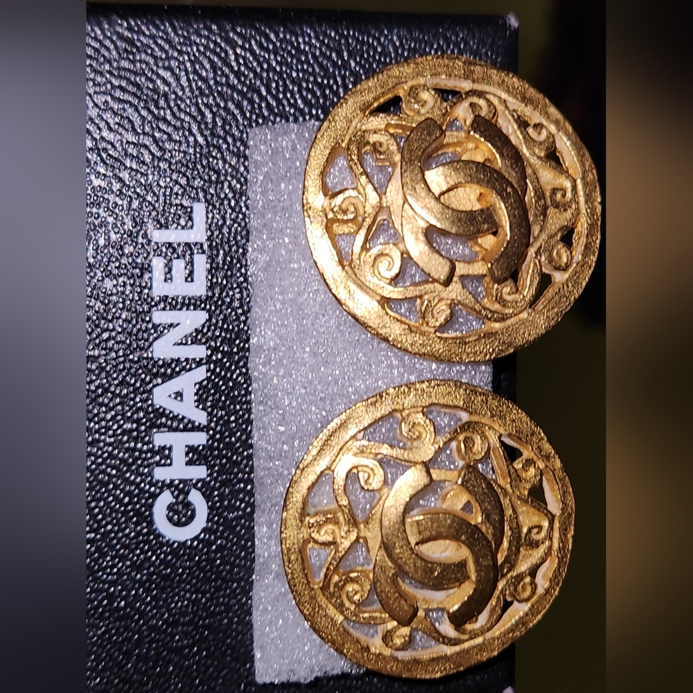❌️SOLD❌️🔥24K Chanel Flower Interlocking Coco Gold Plated Vintage 1995 Openwork - Picture 1 of 12